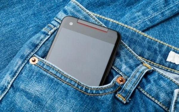 Γιατί δεν πρέπει να βάζεις το κινητό στην τσέπη